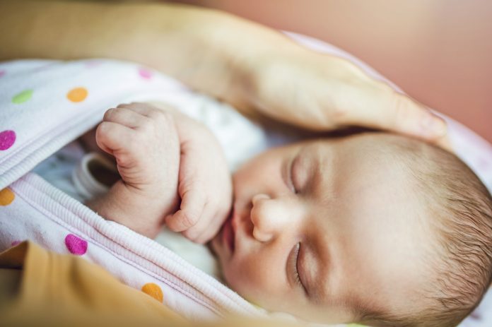 dziecko śpiące w rożku niemowlęcym