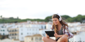 Czy warto rozważyć wykupienie CDA Premium? Jak prezentuje się oferta polskiego serwisu na tle Netflixa? dziewczyna oglądająca serial na tablecie