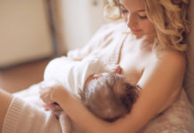 Mało pokarmu w piersiach – czy jest się czym martwić? kobieta karmiąca niemowlę piersią