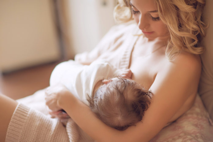 kobieta karmiąca niemowlę piersią