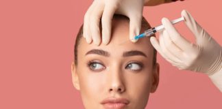 Fakty i mity na temat stosowania botoksu kobieta podczas zabiegu botoks