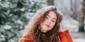 Braletki, groszki, pastele i kardigany – poznaj największe trendy modowe tego lata! kobieta w rudym futrze