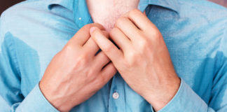 Pewność siebie w każdej sytuacji. Jak wybrać odpowiedni antyperspirant? nadpotliwość spocony mężczyzna w koszuli