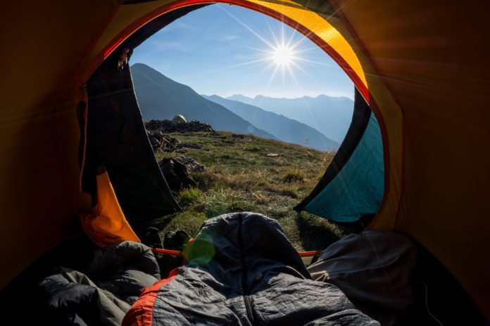 nogi osoby śpiącej w namiocie trekkingowym