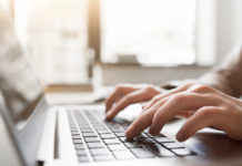 Jakie błędy popełniamy najczęściej w internecie? pisanie na klawiaturze komputera