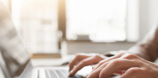 Jakie błędy popełniamy najczęściej w internecie? pisanie na klawiaturze komputera