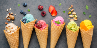 Własna lodziarnia – jako pomysł na biznes Różne smaki lodów w wafelkach