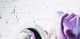 Wynalazki i rozwiązania, z których chętnie korzystamy, a które pochodzą… z czasów najdawniejszych! średniowieczna kobieta patrząca w lustro