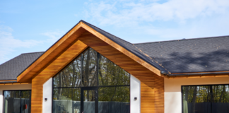 Domy szkieletowe z drewna – nowoczesna technologia i tradycyjne piękno zbliżenie na nowoczesny dom drewniany