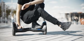 Elektryczna deskorolka – jaką wybrać i gdzie znaleźć najlepsze oferty? chłopak na deskorolce elektrycznej