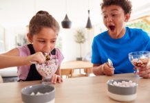 5 szybkich faktów o domowych lodach dwójka dzieci jedząca lody z pucharków