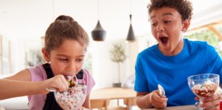 5 szybkich faktów o domowych lodach dwójka dzieci jedząca lody z pucharków