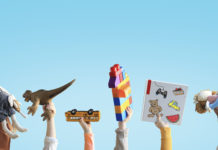 Jaki sklep z zabawkami powinniśmy wybrać? dziecięce rączki trzymające zabawki