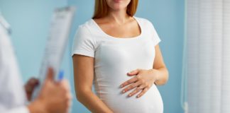 Jak przygotować się do ciąży? Wszystko, co musisz o tym wiedzieć! kobieta w ciąży u ginekologa