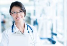 Jak dobrać ubranie medyczne do sylwetki? kobieta w ubraniu medycznym