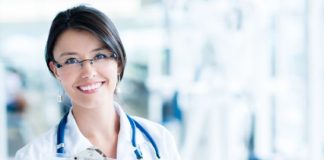 Jak dobrać ubranie medyczne do sylwetki? kobieta w ubraniu medycznym