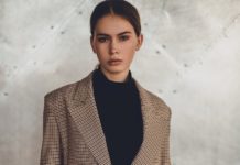 Jak dobierać żakiety do sukienek – podpowiadamy kobieta w żakiecie