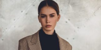 Jak dobierać żakiety do sukienek – podpowiadamy kobieta w żakiecie