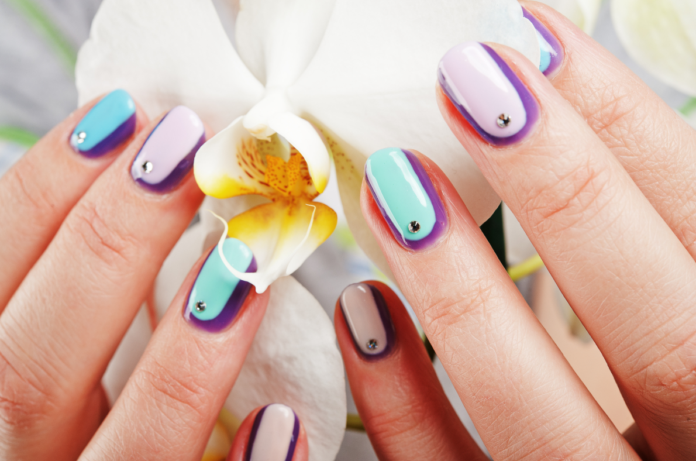 kolorowe paznokcie idealny manicure z ozdobami