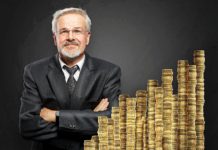 Lokaty bankowe – co warto o nich wiedzieć? mężczyzna przy słupkach monet