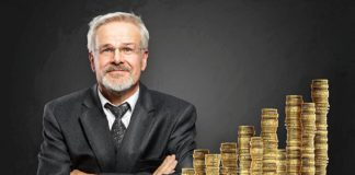 Lokaty bankowe – co warto o nich wiedzieć? mężczyzna przy słupkach monet