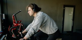 Wybór najlepszego roweru do treningu mężczyzna na rowerze treningowym