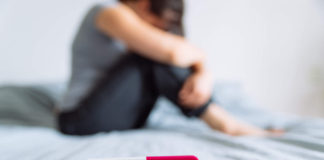 Niepłodność mężczyzn – objawy, przyczyny i radzenie z problemem smutna kobieta z negatywnym testem ciążowym