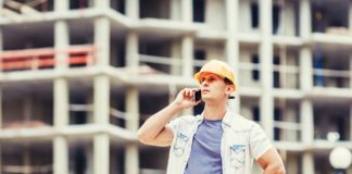 Pancerny smartfon – który wybrać? budowlaniec rozmawiający przez smartfon pancerny