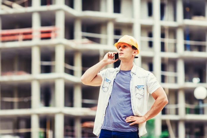 budowlaniec rozmawiający przez smartfon pancerny