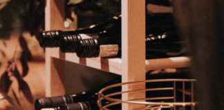 Jak przechowywać wino w domu? regały na wino