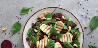 Urlopowa inspiracja – sałatka z młodym szpinakiem Sałatka z młodym szpinakiem