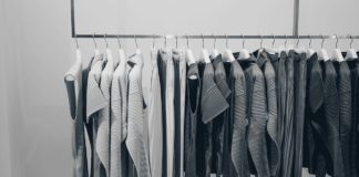 Jak dobrać kardigan do sukienki? 5 wskazówek, które Ci w tym pomogą szare kardigany na wieszaku