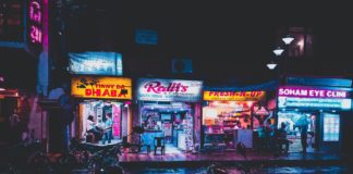 Reklama ambientowa – zaskakuj swoich klientów, wchodź z nimi w interakcje ulica nocą neony, światła