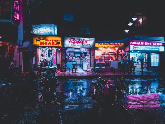 ulica nocą neony, światła