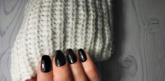 Jesienny manicure z marką MylaQ dłoń z czarnym manicurem