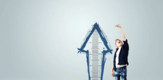 Jakie jest przydatne akcesorium w każdym domu? dziecko z miarką wzrostu