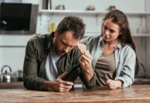 Jak rozpoznać objawy choroby alkoholowej u swojego faceta? kobieta wspierająca mężczynę z problemem alkoholowym