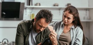 Jak rozpoznać objawy choroby alkoholowej u swojego faceta? kobieta wspierająca mężczynę z problemem alkoholowym