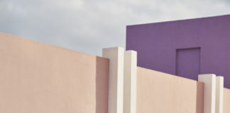 Marynarki męskie – na co zwracać uwagę podczas zakupu mężczyzna w marynarce Lancerto