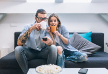 Lubisz filmy katastroficzne? Oto zestawienie 5 najlepszych! para oglądająca film katastroficzny