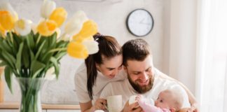 Czy warto kupić kokon niemowlęcy? Wyprawka dla noworodka młoda rodzina z noworodkiem