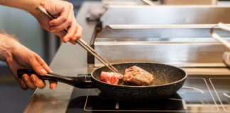 Patelnia granitowa czy teflonowa? Która lepsza? smażenie jedzenia na patelni