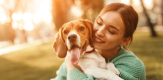 Co warto wiedzieć przed zdecydowaniem się na własnego zwierzaka? kobieta z psem na spacerze