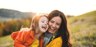 Co kupić na dzień mamy matka i córka na jesiennej łące