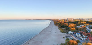 Bezpieczny jesienny odpoczynek nad morzem Bałtyckim plaża w Gdańsku