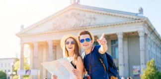 Wyjeżdżasz na urlop i zapomniałeś o ubezpieczeniu. Co teraz? turyści