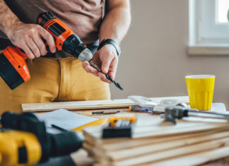 Szukasz dobrej wiertarko-wkrętarki? Sprawdź, jakie są rodzaje tego urządzenia oraz na które rozwiązania warto zwrócić uwagę wiertarko wkrętarka