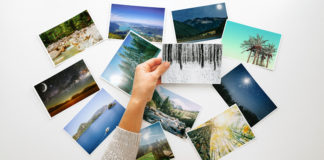 Czy warto dzisiaj wywoływać zdjęcia? kobieta przeglądająca zdjęcia tradycyjne