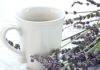 Lawenda we wnętrzach – jak ją wykorzystać? kubek i lawenda