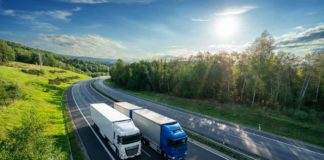 Czas pracy kierowcy – o czym musi wiedzieć kierowca i pracodawca? dwa tiry na autostradzie